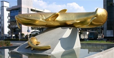 金色のなまずモニュメント